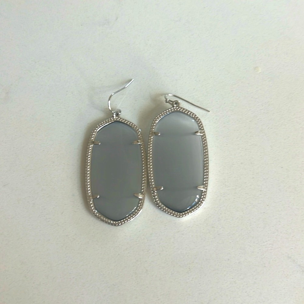 Kendra Scott Danielle earrings. Great condition and only worn once.
